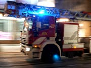 Über 60 Feuerwehrleute standen beim Brand in der Klinik in der ecuadorianischen Millionenstadt Guayaquil im Einsatz. (Bild: KEYSTONE/MARTIAL TREZZINI)