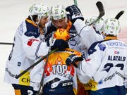 Die Zuger freuen sich über das 1:0 von Topskorer Lino Martschini (Bild: KEYSTONE/PETER KLAUNZER)