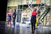 Zweiter Akt: Brooke (Anja Tobler) muss sich beruhigen. Gleich wird sie davonlaufen - aus Rache am Regisseur. n