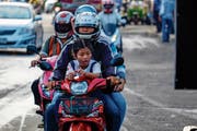 In Thailands Hauptstadt Bangkok tragen nicht immer alle einen Helm. (Bild: David Longstreath/Getty, 1. Juni 2017)