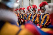 Rekruten der päpstlichen Schweizergarde nehmen in der Peterskirche an der Messe teil, die der Vereidigung der neuen Schweizer Garde vorausgeht. (Bild: Gabriele Putzu/Keystone (Rom, 6. Mai 2018))