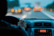 Raserfahrten und illegale Rennen finden vor allem nachts statt. (Bild: Getty)
