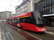Am Bohl steht eine Tango-Zugskomposition der Appenzellerbahnen still. (Bild: Reto Voneschen)