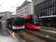 Der stillstehende Tango und der Bahnersatzbus in Richtung Trogen. (Bild: Reto Voneschen)
