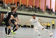 Im Futsal braucht es weniger Zuschauer als im Fussball, um eine tolle Atmosphäre zu erzeugen. Im Ostschweizer Derby gegen Uzwil zeigen die Golden Lions (Weiss) zudem, wie temporeich und dynamisch das Spiel ist. (Bild: Mario Gaccioli, Weinfelden, 6. Januar 2019)