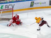 Tanner Richard (rechts) schiesst Genève-Servette im Léman-Derby in Lausanne zum Sieg im Penaltyschiessen (Bild: KEYSTONE/PPR/MARTIAL TREZZINI)