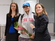 Rahaf Mohammed al-Kunun (Mitte) bei ihrer Ankunft am Flughafen von Toronto - empfangen von der kanadischen Aussenministerin Chrystia Freeland (rechts). (Bild: KEYSTONE/AP The Canadian Press/CHRIS YOUNG)