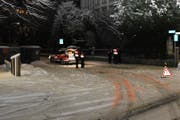 Bei der Kollision mit dem Stadtpolizei-Dienstfahrzeug wurde ein 17-jähriger Fussgänger verletzt. (Bild Kantonspolizei Graubünden)