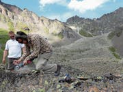 Fräsen für die Forschung: Dominik Aschwand (rechts) beim Entnehmen von Proben aus dem Blockgletscher Bleis Marscha. (Bild: PD)