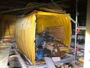 Eine Explosion in einem Baustellencontainer dürfte in Flawil SG nicht wenige aus dem Schlaf geschreckt haben. Verletzt wurde niemand. (Bild: Kantonspolizei St. Gallen)