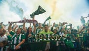 Fanatische Fans von Betis Sevilla oder von Real Betis Balompié, wie die Grünweissen in Spanien heissen. (Bild: Aitor Alcalde Colomer/Getty (Sevilla, 12. Mai 2018))
