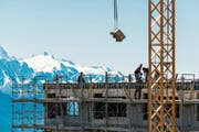 Die Naturschutzorganisation Helvetia Nostra hat sich dem Kampf gegen verdeckte Zweitwohnungen verschrieben. Bild: Olivier Maire/Keystone (Crans-Montana, 14. September 2012)