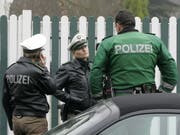 1300 deutsche Polizisten waren am Samstagabend im Einsatz bei einer Razzia gegen Clan-Kriminalität im Ruhrgebiet. (Bild: KEYSTONE/AP/ROBERTO PFEIL)