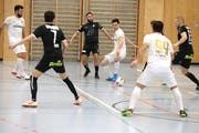 Technik und Taktik sind im Spiel auf engstem Raum besonders gefragt. Dass sie beides beherrschen, zeigen die Golden Lions (Weiss) beim 7:5-Heimsieg gegen Uzwil. (Bild: Mario Gaccioli, Weinfelden, 6. Januar 2019)