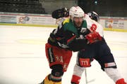 Wils Remo Heitzmann im Zweikampf mit Simon Schnyder, Captain der Red Lions Reinach. (Bild: Tim Frei)