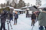 Norwegische Medien berichten vor dem Wohnsitz der Entführten nahe der Hauptstadt Oslo. Bild: Ole Berg-Rusten/EPA (Fjellhamar, 9. Januar 2019)