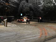 Abklärungen auf der Unfallstelle: Ein Polizeiauto der Stadtpolizei Chur hat einen Fussgänger angefahren. (Bild: Kantonspolizei Graubünden)