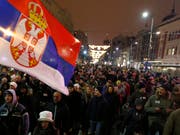 Wut auf den serbischen Präsidenten Vucic in den Strassen von Belgrad. (Bild: KEYSTONE/AP/DARKO VOJINOVIC)