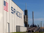 SpaceX-Gebäude und Rakete auf dem Weltraumbahnhof Cape Canaveral in Florida. (Bild: KEYSTONE/AP NASA/KIM SHIFLETT)
