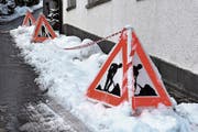Gut sichtbar: Einerseits die Warnung, andererseits die von oben drohende Gefahr. (Bild: Bilder: Remo Zollinger)