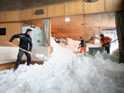 Mühselige Handarbeit: Dutzende Helfer schaufeln das Hotel und das Restaurant auf der Schwägalp vom Schnee frei. (Bild: KEYSTONE/GIAN EHRENZELLER)