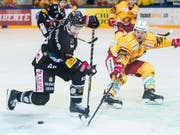 Der Freiburger Andrew Miller (links) wird von Langnaus Larri Leeger bedrängt (Bild: KEYSTONE/ADRIEN PERRITAZ)