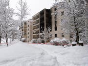 Bei einem Brand in einer Wohnung in einem Mehrfamilienhaus in Chur sind drei Personen ums Leben gekommen, darunter zwei Kinder. (Bild: Keystone/GIAN EHRENZELLER)