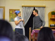 Die Schauspieler der Theatergruppe Braunau wissen, wie sie die Herzen des Publikums erobern.