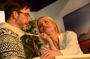 Gegensätze ziehen sich an, aber eben leider nicht aus: Philosoph Richard Gripser (Röbi Fürer) und Urologin Dr. Andy Baller (Susanne Gregorin) in der Komödie «Die Lustpille», welche die Dorfbühni Niederglatt auf die Bühne gebracht hat.(Bild: Christine Gregorin)