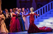 Ein Superlativ auch für die Kostüme: Andrea Hofstetter als Starsopranistin in «Der Graf von Luxemburg». (Bild: Roberto Conciatori, 11. Januar 2019)