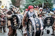 Die Tresner Moschtgügeler aus Triesen (FL) mit ihren bemalten Pauken beim Umzug in Diessenhofen. (Bilder: Dieter Ritter)