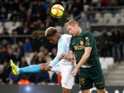 Ausgeglichenes Duell in Marseille: OM-Spieler Clinton Njie (links) im Duell mit Monacos Abwehrschef Kamil Glik (Bild: KEYSTONE/AP/CLAUDE PARIS)