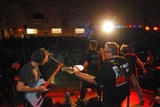 Zum Abschluss Rockmusik live: Underline spielte eine Stunde lang Oldies vor 500 Fans. (Bild: Michael Hug)