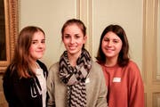 Lynn Reisch, Sophie Brunschweiler und Livia Füllemann sehen das Bezahlen der Steuern als wichtigste Pflicht. (Bilder: Claudia Koch)