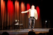Mike Müller genügt für ein abendfüllendes Programm nur ein Stuhl und ein Glas Wasser auf der Bühne. (Bild: Vivien Huber)