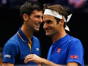 Beim Laver Cup kurzzeitig Teamkollegen, nun wieder Konkurrenten: Novak Djokovic (li.) und Roger Federer. Wer lacht auch am Schluss des Australian Open noch? (Bild: KEYSTONE/FR171507 AP/JIM YOUNG)