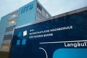 Es gibt Gerüchte, wonach die Buchser Hochschule NTB künftig das Department Informatik statt Technik leiten soll. Kantonsräte sind aufgeschreckt. (Bild: Urs Jaudas)
