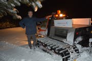 Christoph Widmer, der in Kirchberg für die Langlaufloipen zuständig ist, arbeitet häufig nachts, damit die Langlauffreunde während des Tages ideale Verhältnisse vorfinden. (Bild: Beat Lanzendorfer)