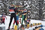 Trotz neun Fehler am Schiessstand holt Tino Schuler (vorne) noch Bronze. (Bild: Lars Kiser (Glaubenberg, 12. Januar 2019)