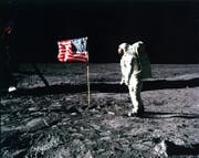 Am 21. Juli 1969 betraten die Amerikaner Neil Armstrong und Buzz Aldrin (im Bild) als erste Menschen den Mond. Nun wollen ihnen die Chinesen folgen – und dort bleiben. (Bild: EPA/Nasa)