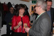 Ein süsses Bergli zum Versetzen: Regierungsrätin Heidi Hanselmann übergab den SP-Mitgliedern – hier Gemeindrat Eddie Frei – eine Mini-«Toblerone». (Bild: Andrea Häusler)