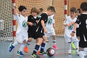 Hart umkämpft, der eigens für den Hallenfussball konzipierte Futsalball. (Bild: David Metzger)