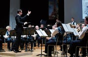 Unter der Anleitung des Dirigenten Daniele Giovannini spielt die Feldmusik Allenwinden in der heimischen Aula. (Bild: Stefan Kaiser (12. Januar 2019))