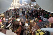 Viele Zuschauer feiern bei der Fasnachtseröffnung mit. (Bild: Richard Greuter (Alpanch, 12. Januar 2019))