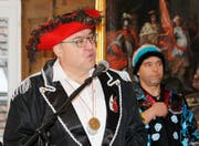 Markus Birk, Stadtpräsident von Diessenhofen, sprach in witzigen Reimen. Rechts im Hintergrund Roger Frei, Präsident der Rhyalge.