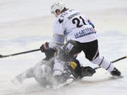 Fribourg, im Bild Flavio Schmutz, hatte Ambri-Piotta im Griff (Bild: KEYSTONE/TI-PRESS/ALESSANDRO CRINARI)