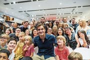 Alle wollen ein Bild mit ihm: Roger Federer mit seinen (australischen) Fans. (Bild: Asanka Brendon Ratnayake/Getty (Melbourne, 9. Januar 2019))