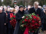 Im Rahmen eines stillen Gedenkens an der Gedenkstätte der Sozialisten in Berlin-Friedrichsfelde legten die Fraktionsvorsitzenden Sahra Wagenknecht (links) und Dietmar Bartsch (rechts) Kränze nieder. (Bild: KEYSTONE/EPA/HAYOUNG JEON)