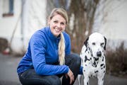 Maria Schmid mit ihrer Hündin JJ zu Hause in Untersiggenthal. (Bild: Manuela Jans-Koch (9. Januar 2019))