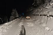 Die Strasse in Laax, auf welcher sich der Unfall ereignete. (Bild: Kantonspolizei Graubünden)